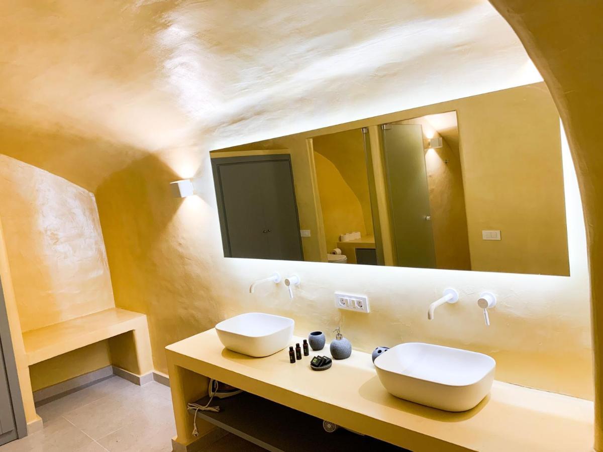 M Residence Santorini Johnnie Cave Тира Экстерьер фото